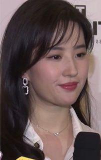 娱乐吃瓜酱女朋友精修图,精修美照引网友热议  第2张